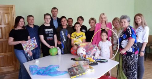 Детей-переселенцев из опасных районов поздравили с праздником