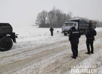 Полицейские выручили из снежного плена грузовик