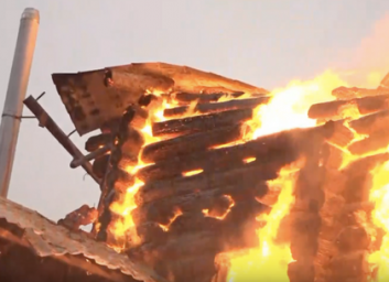 Спасателям понадобилась целая ночь, чтобы потушить дом и найти погибшего хозяина (ФОТО)