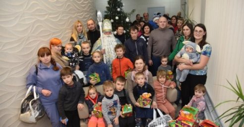  Детей из многодетных семей поздравили с Днем Святого Николая 