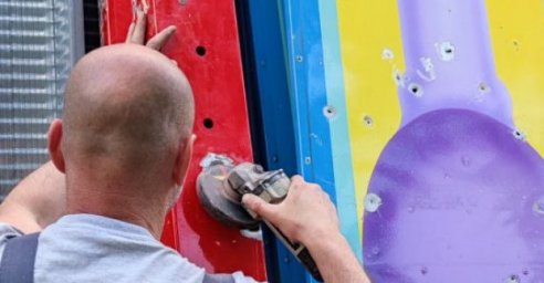 В парке Горького восстанавливают поврежденные аттракционы