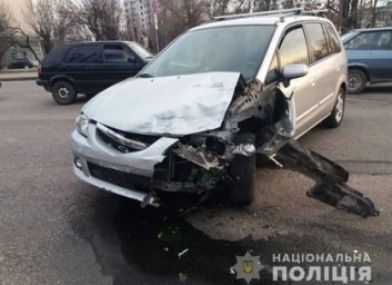 Ночью в Харькове Audi влетел в столб: двое пострадавших (ВИДЕО)