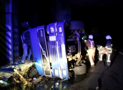 Под Харьковом перевернулся грузовик с моторным маслом