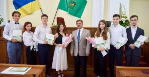 В горсовете наградили выпускников, сдавших ВНО на 200 баллов