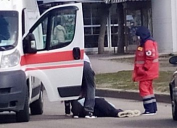 Мужчина умер посреди оживленного харьковского проспекта