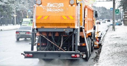 На дорогах Харькова работают 44 снегоуборочные машины