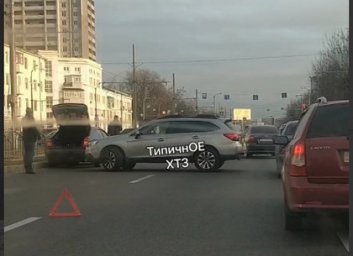 ДТП: легковушки не поделили и перегородили проспект (ВИДЕО)