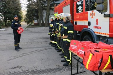 Подразделения Харьковского гарнизона ГСЧС получили 100 медицинских аптечек для оказания неотложной п