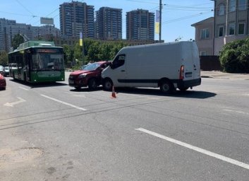 ДТП: автопоцелуй легковушки и микроавтобуса (ФОТО)