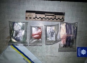 На Салтовке задержали курьера с коробкой наркотиков (ФОТО)