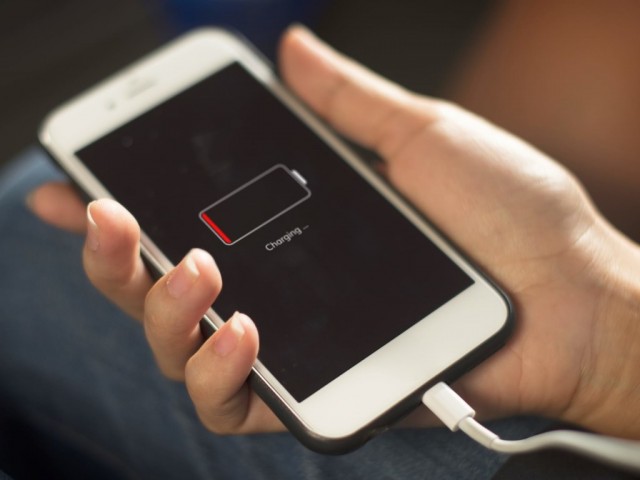 Специалисты назвали неожиданную причину быстрой разрядки смартфонов