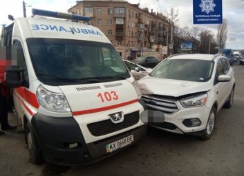 На Холодной Горе Ford подбил скорую (ФОТО)