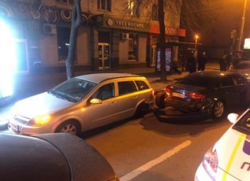 Пьяный водитель летел по центральному проспекту на красный и устроил тройное ДТП (ФОТО)