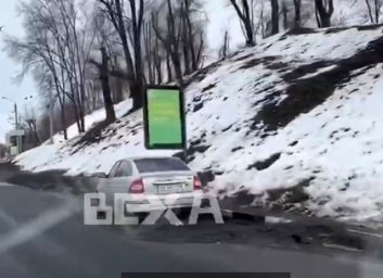 Подозрительная машина стоит на Клочковской (ВИДЕО)