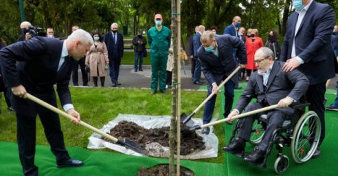 Геннадий Кернес высадил дубы в саду Шевченко