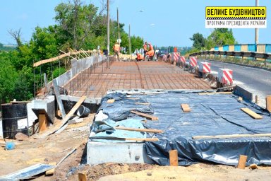 На Купянщине ремонтируют мост через железную дорогу