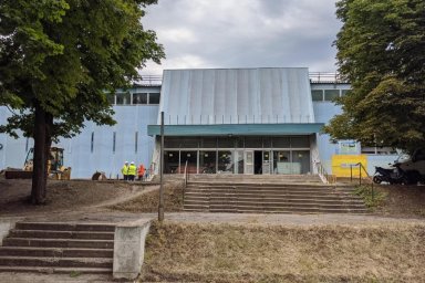 В Изюме реконструируют ФОК и обустраивают бассейн