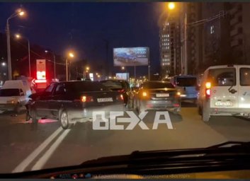 ДТП: легковушки не разминулись на Клочковской (ВИДЕО)