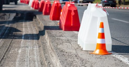 На улице Валдайской ремонтируют дорогу