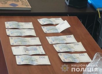 Водитель, остановленный за пьяное вождение, пришел в полицию со взяткой (ФОТО)