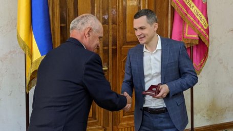 Накануне Дня Конституции Алексей Кучер передал жителям Харьковской области государственные награды