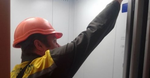  В Харькове восстанавливают работу лифтов 