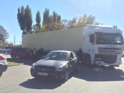 В Днепре фура с прицепом врезалась в Kia и Suzuki: пострадал мужчина (ФОТО)