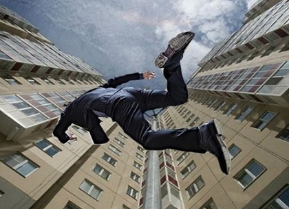 В тихом центре мужчина выпал из окна на крышу автомобиля (ФОТО)