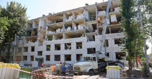  На улице Космонавтов восстанавливают разрушенную пятиэтажку 