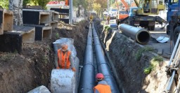 В районах Харькова укладывают новые теплотрассы