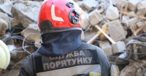 Подразделения ГСЧС продолжают тушить пожары в жилых домах