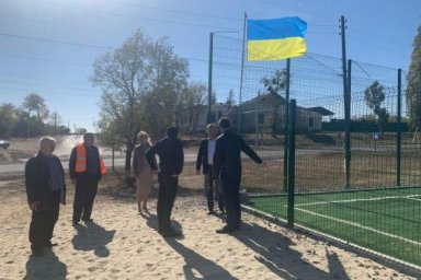 В Изюмском районе построили спортплощадку с искусственным покрытием