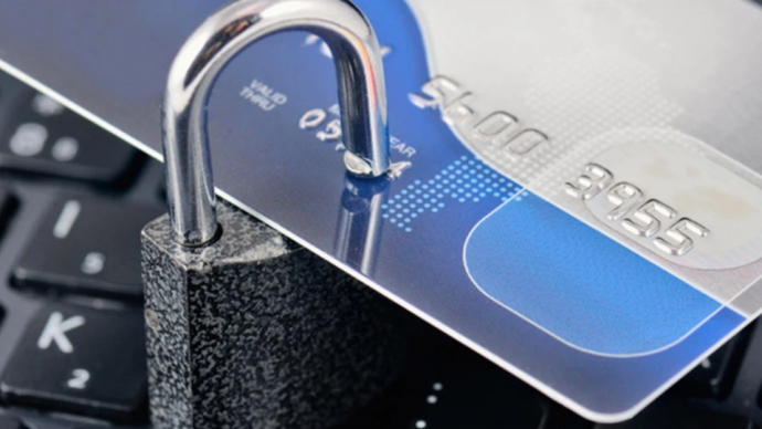  Украинцам могут заблокировать карты для выплат: почему и как этого избежать 