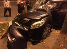 В результате серьезной аварии возле Дворца спорта авто буквально размазало по столбу (ФОТО, ВИДЕО, О