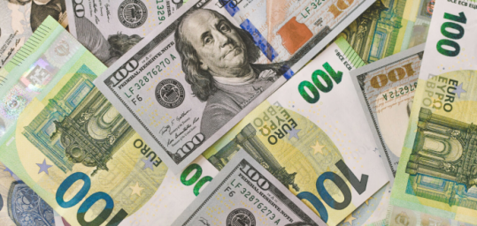  ПриватБанк резко повысил курс доллара и евро карточкам: сколько стоит валюта 