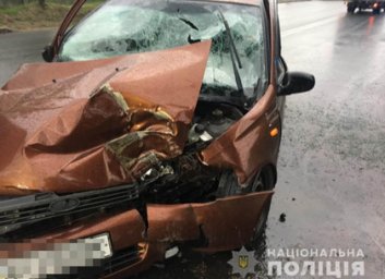 Водитель Lada Kalina хватанул бордюр, покалечил пассажиров и запарковался в каштан (ФОТО)