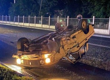 ДТП:: Жигули протаранило припаркованный Range Rover и перевернулось (ФОТО)