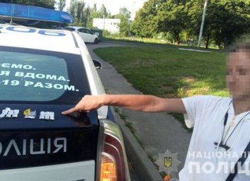 Салтовская закладчица попалась на курении на детской площадке (ФОТО)