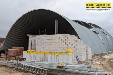 На Люботинском ФОКе завершают монтаж кровли