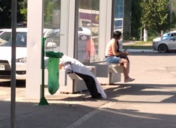 Внезапная смерть: мужчина умер на остановке (ФОТО)