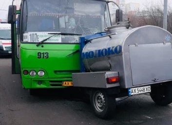 Оторвавшаяся от молоковоза бочка врезалась в маршрутку