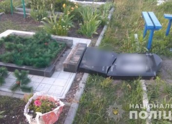Малолетние вандалы развлекались под Харьковом, разрушая кресты на могилах (ФОТО)