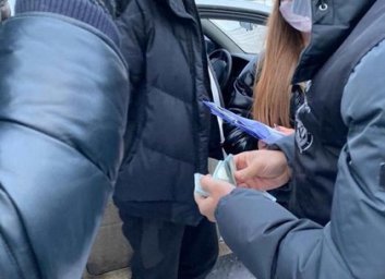 Полицейского взяли на взятке в $4000