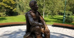 В саду Шевченко установили скульптуру Леонида Быкова