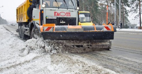 На дорогах Харькова работают более 70 снегоуборочных машин