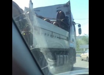 ДТП на мосту: грузовик перекрыл движение (ФОТО, АИДЕО)