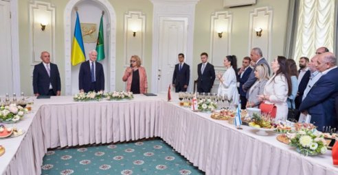 Представители разных стран поздравляют харьковчан с Днем города