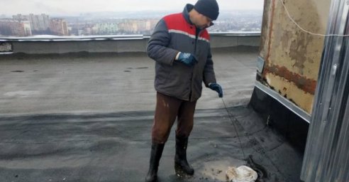 В городе ремонтируют водосточные системы в домах харьковчан