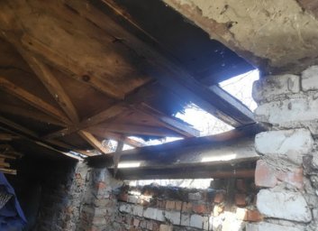 Разгулявшийся ветер перебросил огонь от пожара на соседскую крышу (ФОТО)