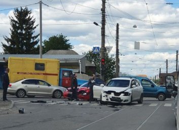 ДТП: две иномарки не поделили перекресток (ФОТО)